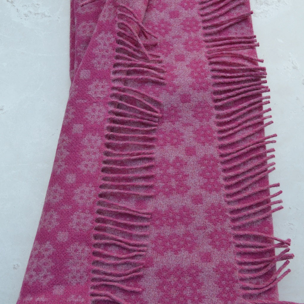 TirGlasCymru's tweet photo. Welsh Blanket in pure new UK wool
- Named Ynys Môn (the island of Anglesey)
- Fully reversible blanket
- Caernarfon Portcullis pattern
https://t.co/KLz5b4Q7m2
#MHHSBD #welshblankets https://t.co/etaQtGVjgK
