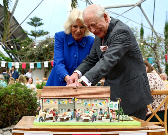 Mirror Royal tweet media