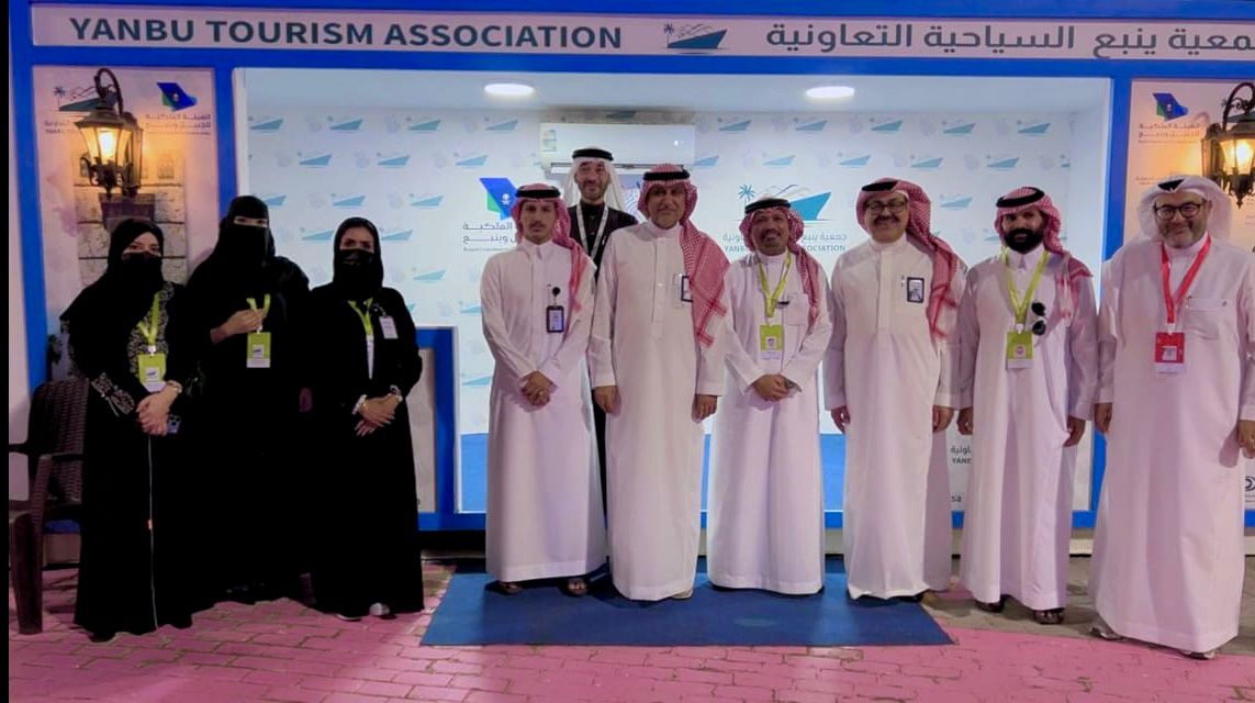 لقطة تذكارية تجمع معالي خالد السالم رئيس الهيئة الملكية للجبيل وينبع، والرئيس التنفيذي للهيئة الملكية بينبع م/ عبدالهادي النزاوي، ورئيس مهرجان الزهور والحدائق ١٦ م/ هاني عويضه، مع مجلس إدارة الجمعية وأعضاء الجمعية، في أجواء تعكس روح التعاون والشراكة ودعم القطاع السياحي في ينبع.