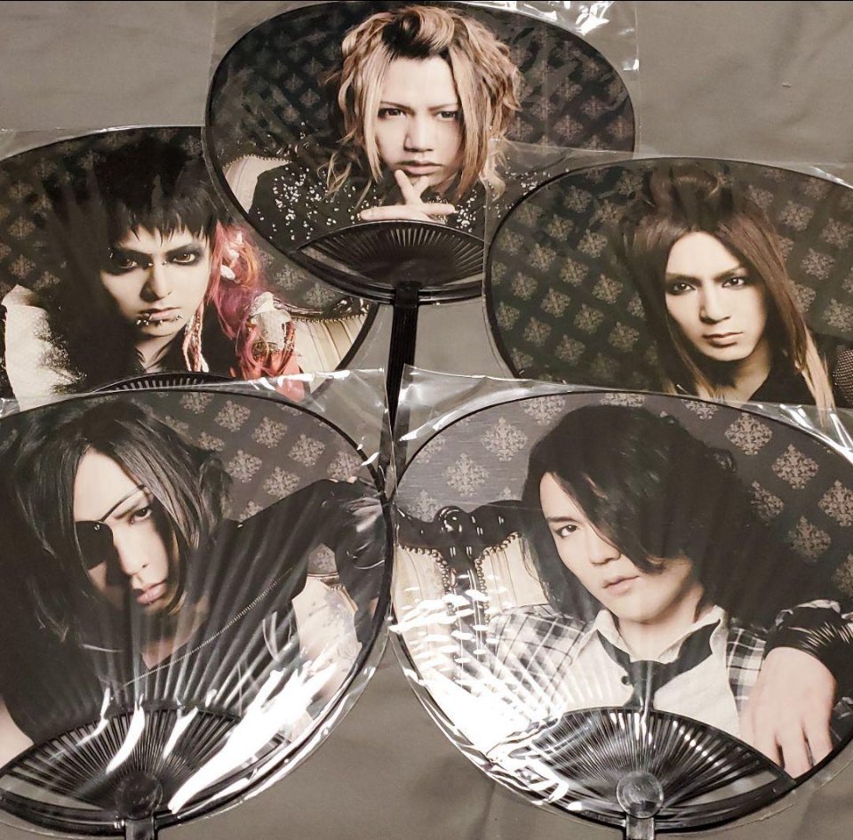 rayla_o_pain320's tweet photo. 昔はナイトメアも仙台貨物も公式でうちわ販売してたww
ライブで使ってる人は1人もいなかったけど😂 https://t.co/tHut7zkXLp