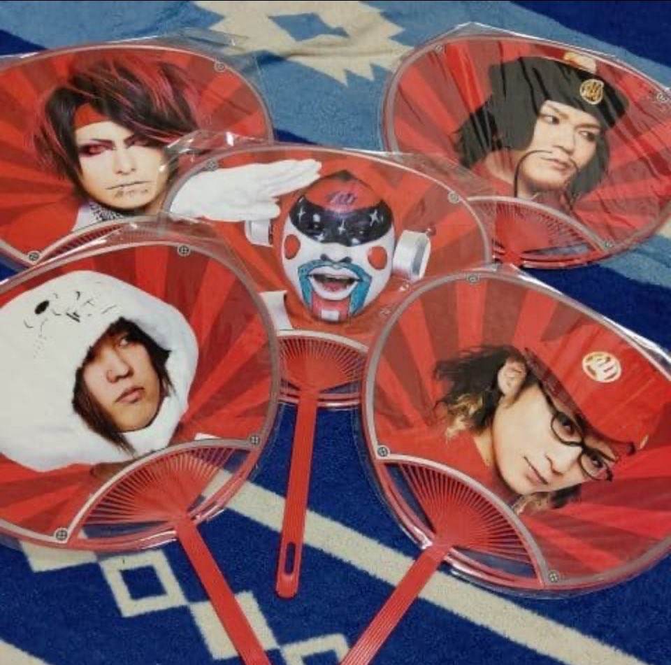 rayla_o_pain320's tweet photo. 昔はナイトメアも仙台貨物も公式でうちわ販売してたww
ライブで使ってる人は1人もいなかったけど😂 https://t.co/tHut7zkXLp