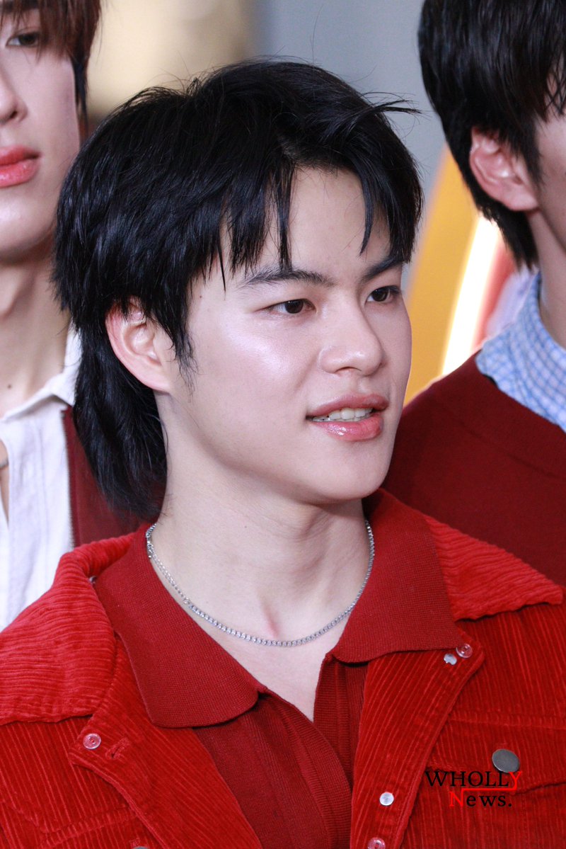 WhollyNews tweet media