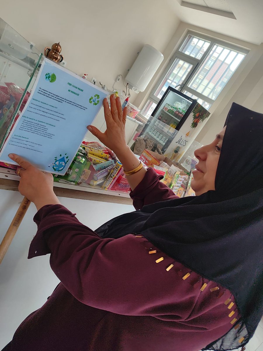 Su hayattır 💧
#YeşilVatanProjesi kapsamında öğrencilerimizle birlikte esnaflarımıza su verimliliğini anlatan broşürler dağıttık. Çocuklarımız, suyu neden tasarruflu kullanmamız gerektiğini anlatarak farkındalık oluşturdu. <a href="/Diyarbakirmem/">Diyarbakır İl Millî Eğitim Müdürlüğü</a> <a href="/YesilVatanDyr21/">YeşilVatanMEBDiyarbakır</a> <a href="/meb_dhgm/">Destek Hizmetleri Genel Müdürlüğü</a> <a href="/IsgDiyarbakir/">Diyarbakır İl MEM İşyeri Sağlık ve Güvenlik Birimi</a>