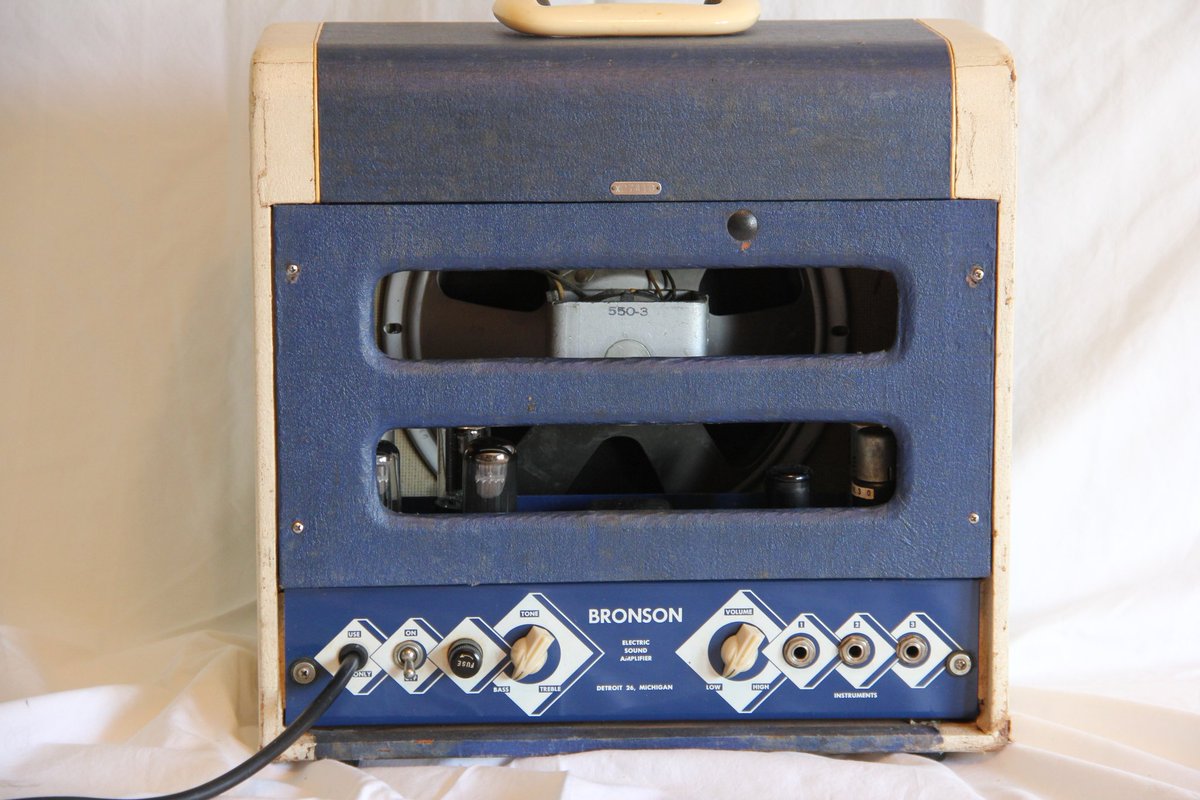 TomsAmpsDetroit's tweet image. Hands down one of my favorite amps are these Bronson Singing Electic amps made by Valco. Nice cleans with singles, drives way above its weight with Humbuckers, etc. The baddest 2 6V6 3 slot they ever made. So I have 3.

Available for #Detroit #Studio #Rental from