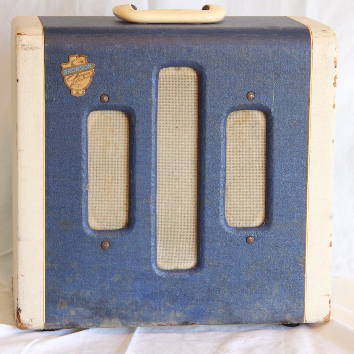 TomsAmpsDetroit's tweet image. Hands down one of my favorite amps are these Bronson Singing Electic amps made by Valco. Nice cleans with singles, drives way above its weight with Humbuckers, etc. The baddest 2 6V6 3 slot they ever made. So I have 3.

Available for #Detroit #Studio #Rental from