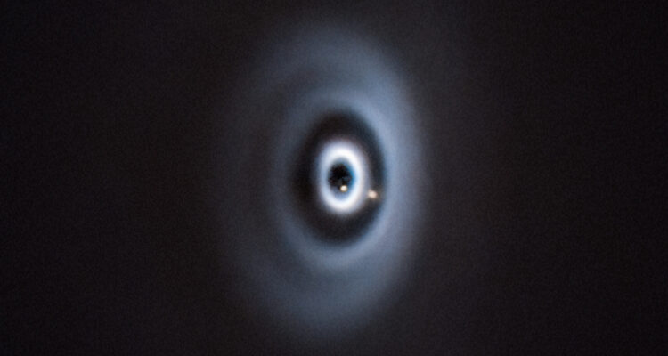 Imagen de un sistema solar en formación, se trata de la joven estrella WISPIT 2, se aprecian dos planetas formándose en su estrella anfitriona. Captado por el Very Large Telescope desde cerro Paranal, #Chile
