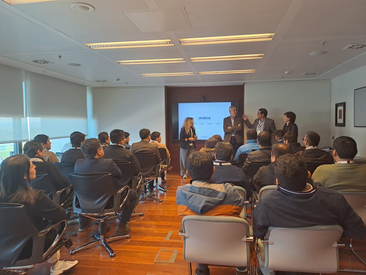 RedeiaCorp's tweet photo. 📸 Encantados de volver a recibir la visita de los alumnos👩🎓🧑🎓 del #StageInternacional @Funseam de la Universidad 🇵🇪 @esanperu, país en el que estamos presentes con nuestra filial #Redinter.
Con nuestro director general de Negocio Internacional, Juan Majada, la DC de RRII, Comunicación y Territorio, Miryam Aguilar, y el director del máster, Edwin Quintanilla, han conocido nuestra actividad en #Perú y cómo operamos el sistema eléctrico español e integramos las energías #renovables desde nuestros centros de control #Cecoel y #Cecre.