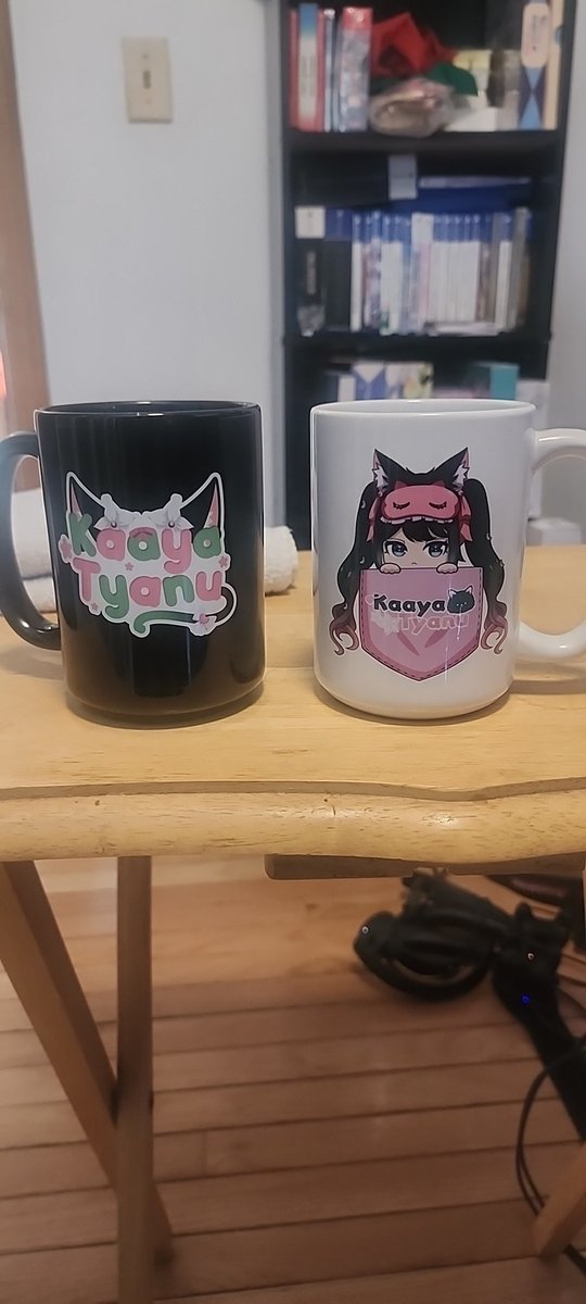 KaayaTyanu's tweet image. New mugs. Got my sample mugs in. They came out so good. Got myself a tiny collection now

#vtuber #fourthwall #merch