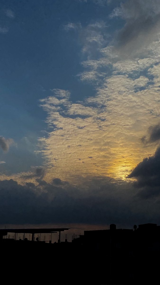 ≥ ◡ ≤ tweet media