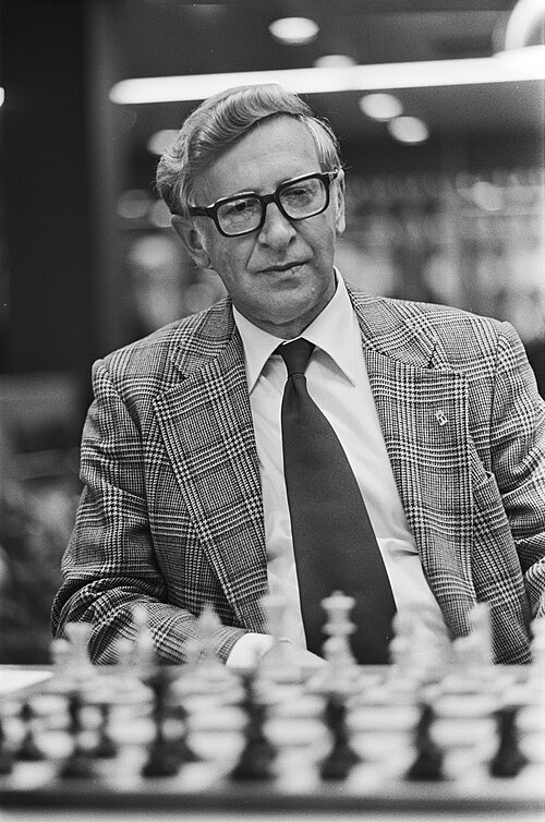 GMJuditPolgar's tweet image. The seventh #worldchesschampion🏆
 With the best voice ever (as a #worldchesschampion).🙂♟🎶 As a professionally trained baritone, he would sometimes sing at the closing ceremonies or day-off dinners of chess tournaments, where he was competing. I was lucky enough to participate