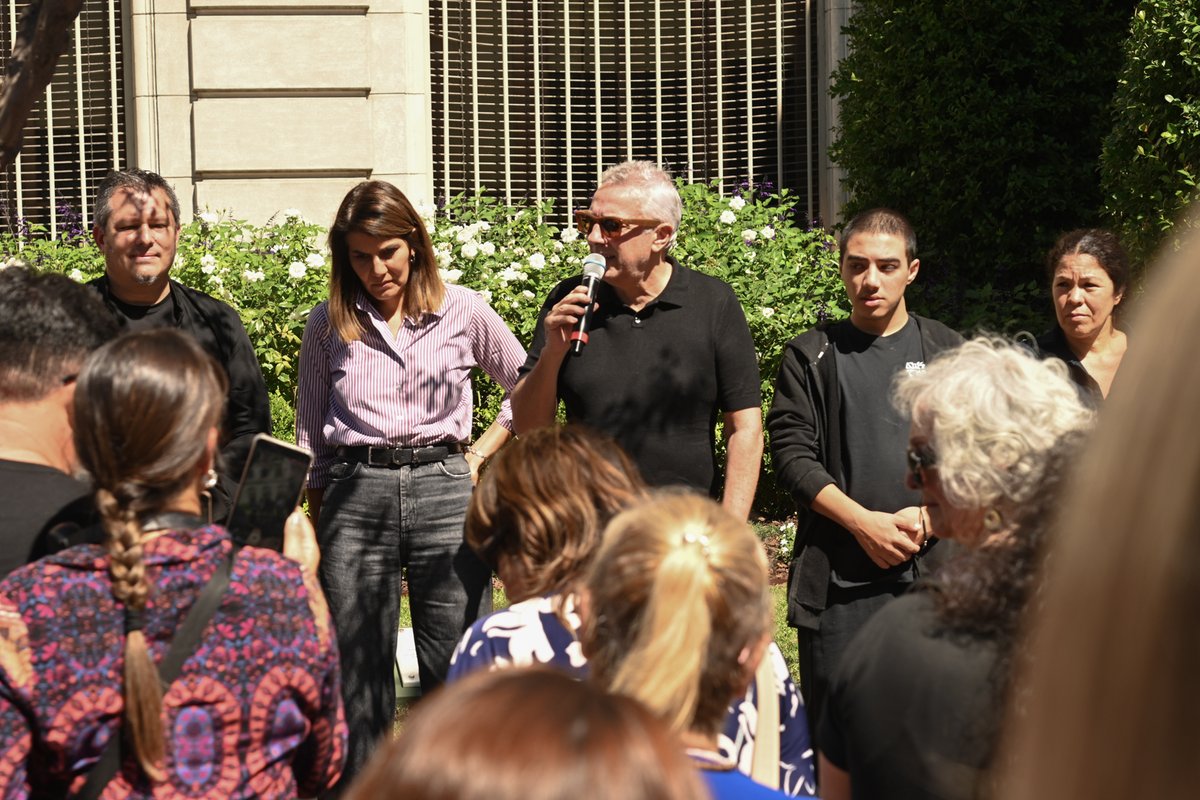 Hoy, 24 de marzo, realizamos junto a vecinos y vecinas un acto para recordar a las personas desaparecidas durante el último golpe cívico-militar y reafirmar nuestro compromiso con la Memoria, la Verdad y la Justicia. A 50 años de este hecho tan oscuro, decimos
#NuncaMás.