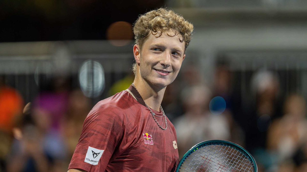 ATPTour_ES's tweet photo. ¡A las puertas del Top 100! 📈🌟
Tras salvar un punto de partido, el #NextGenATP 🇪🇸 Landaluce derrota a Korda 2-6, 7-6(6), 6-4 para alcanzar los cuartos de final en Miami.
@MiamiOpen | #MiamiOpen https://t.co/XSZk3XPYau