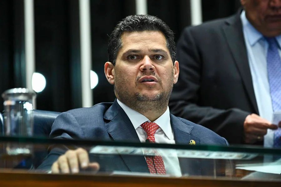 Alcolumbre aciona Advocacia do Senado após decisão de Mendonça

Segundo interlocutores, o presidente do Senado teria demonstrado irritação com a decisão do magistrado. 
Quem foi sempre omisso diante das invasões de competências, agora reclama da prorrogação da CPMI afirmando ser