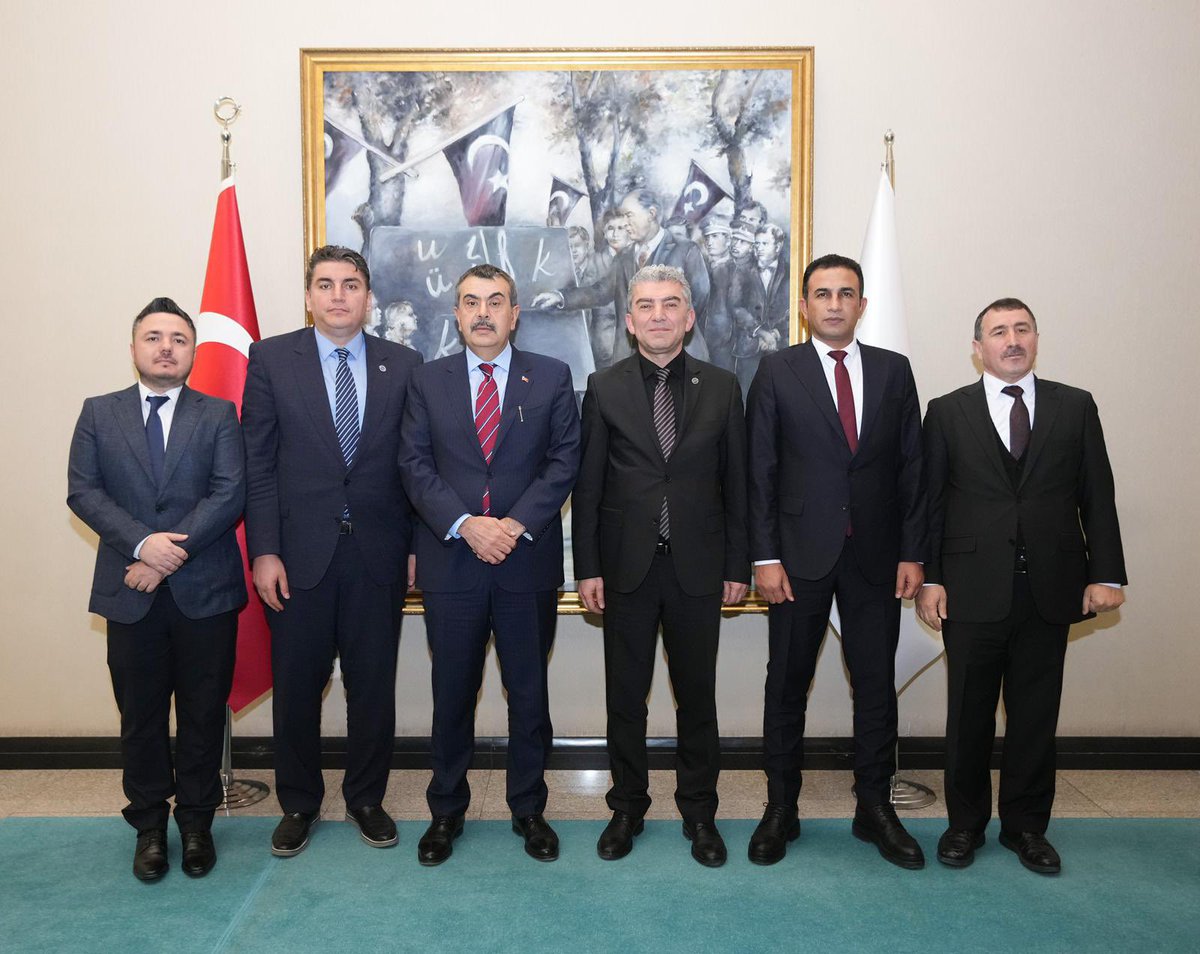 benugurum's tweet photo. Bir zamanlar ne diyordunuz?

Milli Eğitim Bakanı için:
“Adı Yusuf ama Tekin değil.”

Bir öğretmen öldürüldüğünde:
“Öğretmenler okula çelik yelekle mi gidecek?”

“Yutkunanların değil, haykıranların sendikasıyız…”

Diyordunuz.

Peki şimdi soralım:
O sözlerin arkasında durabildiniz mi?

Geçenlerde Bir öğretmen daha öldürüldü.

Herkes harekete geçti.
Herkes iş bıraktı.

Siz?
En son. Gece yarısı.

Eylem günü geldi.

Herkes meydandaydı.
Herkes haykırdı.

Siz?
Sustunuz.Yutkundunuz.

Neden?

Çünkü o gün sizin için eylem günü değil,
randevu günüydü.

Aylardır beklenen bakan görüşmesi…
Tam da o güne denk geldi.

Ve siz tercih yaptınız.

Meydanı değil, makamı seçtiniz.

Ama mesele sadece tercih değil.
Mesele, bunu nasıl yaptığınız.

Çünkü siz bunu açıkça söylemediniz.
Gizlediniz.

Görüşmeyi o gün yaptınız,
ama 3 gün sonra yapılmış gibi paylaştınız.

Ve şimdi asıl soru:

Bakanlığa hangi kapıdan girdiniz?
Ön kapıdan mı?
Yoksa görünmeden girilen kapılardan mı?

Doğru olan neden saklanır?
Şeffaf olan neden geciktirilir?

Bir de soralım:
Bu görüşmeden kimlerin haberi vardı?

Bazı isimler biliyordu.Örneğin sözde Ar Ge başkanı. 
Ama bu işin eziyetini çeken il başkanları bilmiyordu.

Bu nasıl yönetim?

İçeriye başka, dışarıya başka…
Meydanda başka, makamda başka…

Sonra çıkıp hâlâ diyorsunuz ki:
“Sen doğru dur, eğri belasını bulur.”

Hayır.

Sorun eğri değil.
Sorun, doğruyu söyleyip eğri davranmanız.

Ve asıl mesele şu:

“Haykıranların sendikasıyız” dediniz.
Ama ilk yutkunan siz oldunuz.