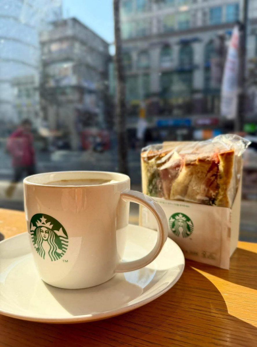 Сүүлийн 50 жилийн хамгийн “гоё” маркетингийн мэх бол дэлхийг Starbucks кофе зардаг гэж итгүүлсэн явдал.

Тэд кофе зардаггүй.

Хэрвээ тэд үнэхээр кофе зардаг байсан бол өдийд аль хэдийн дампуурах байсан.

Амт нь ихэнхдээ дундаж, заримдаа бүр түлэгдсэн мэт, дээр нь үнэ нь 400%