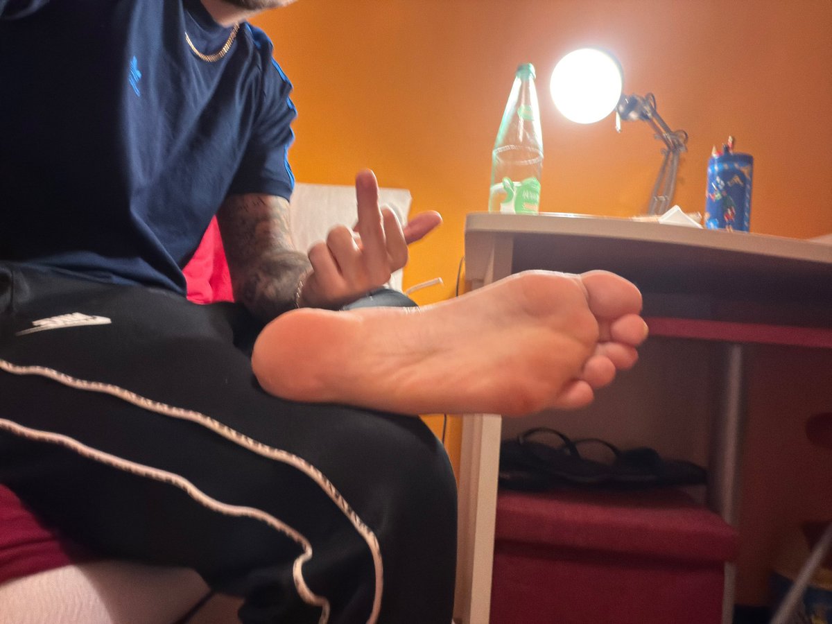 MasterMirk28693's tweet photo. Etero tatuato, piedone perfetto e sei FRITTO🥵🏧

#cashmaster #moneyslave #findom https://t.co/6G4TpFIVro