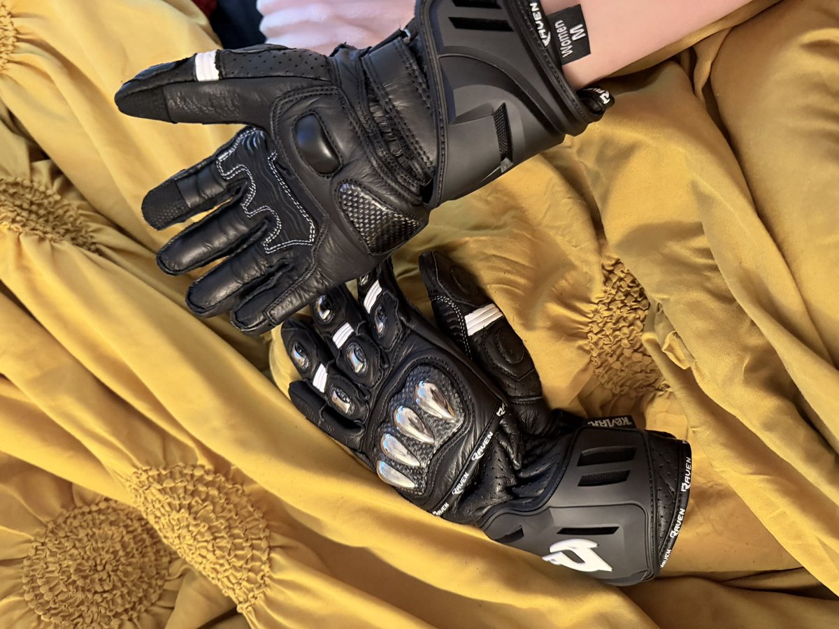 GamerGirlyNicky's tweet photo. New gloves new claws , just need a new pc now 😗 https://t.co/OVydFCMfQd