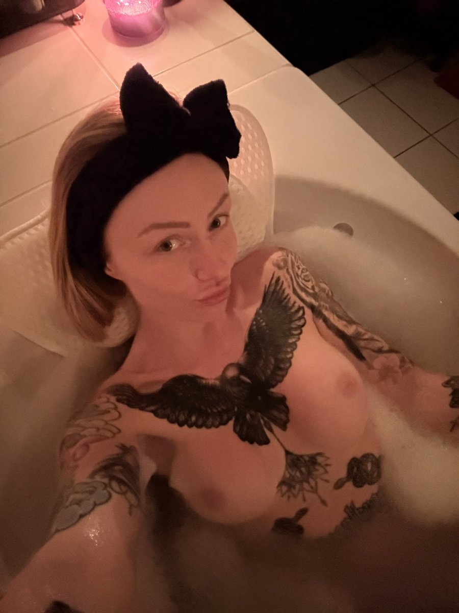 Anyone having some good tips to get rid of this damn cold 🤒🤧 ? 

This is my third hot bath this week 😪