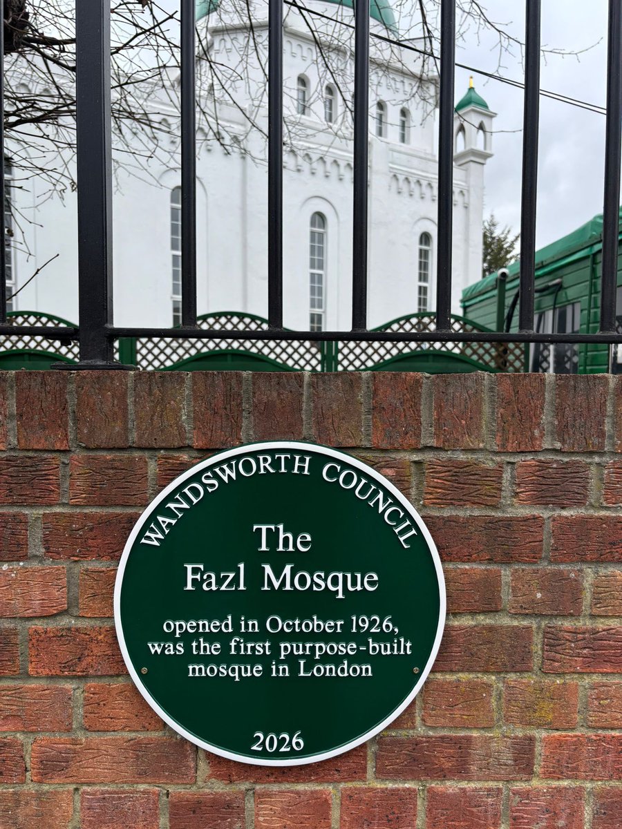 London_Mosque's tweet photo. A green heritage plaque was unveiled today at Fazl Mosque, Southfields, recognising its historical importance as London’s first purpose built mosque. The ceremony was attended by the Mayor of Wandsworth, the Leader of the Council, and other distinguished guests. #Wandsworth https://t.co/yOlgQyI6x1