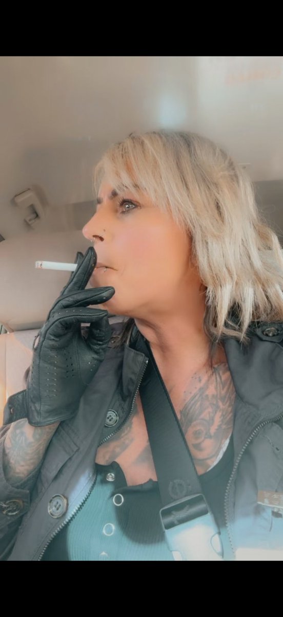 GoddessKSmokes's tweet image. Getting my #nicotine fix on my lunch break at work! Love feeding my habit! #smokingfetish #glovefetish #leathergloves #smoking #nicotineaddict #capnolagnia #feedingthefix #sexysmoking