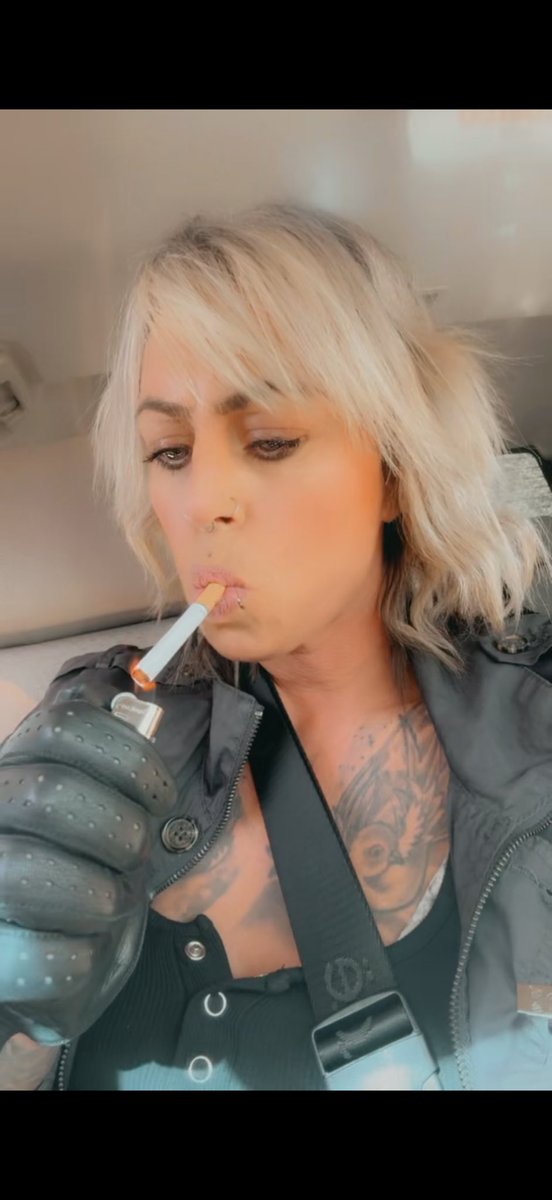 GoddessKSmokes's tweet image. Getting my #nicotine fix on my lunch break at work! Love feeding my habit! #smokingfetish #glovefetish #leathergloves #smoking #nicotineaddict #capnolagnia #feedingthefix #sexysmoking