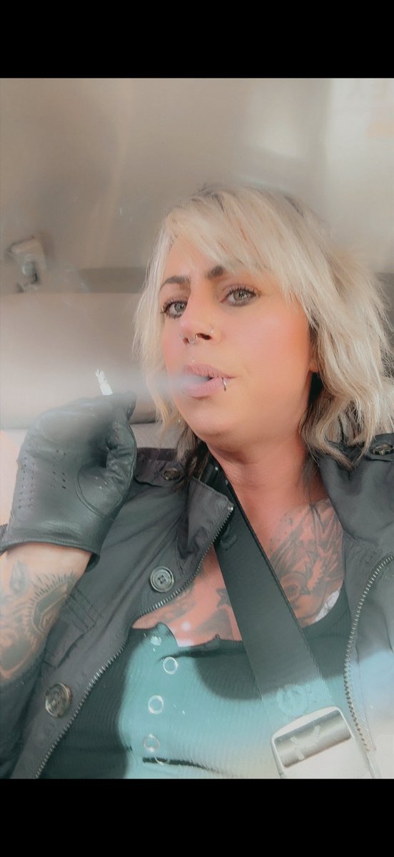 GoddessKSmokes's tweet image. Getting my #nicotine fix on my lunch break at work! Love feeding my habit! #smokingfetish #glovefetish #leathergloves #smoking #nicotineaddict #capnolagnia #feedingthefix #sexysmoking