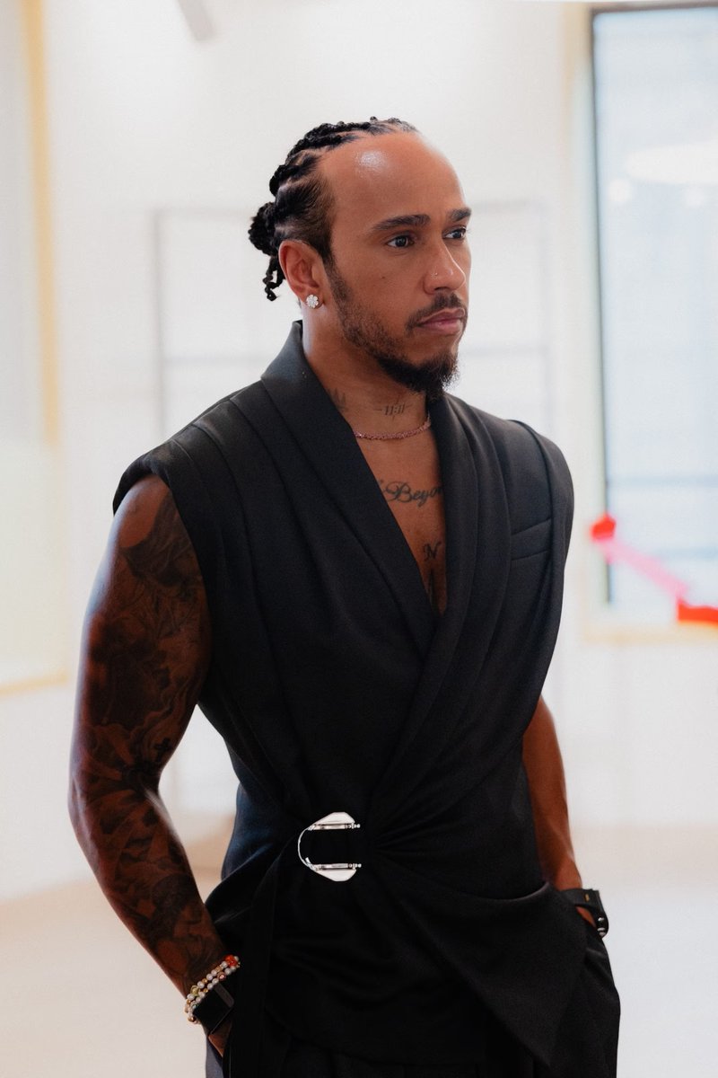 LH44NEWS's tweet photo. 🗣️ | Em entrevista à Esquire, Lewis Hamilton revela que nem sempre houve espaço para a individualidade na F1, e que confrontar essas normas transformou sua relação com a moda: 

“Para ser piloto, você precisava se encaixar em um certo padrão: dormir às 22h e se vestir de uma determinada maneira. Durante a maior parte da minha carreira, todos os pilotos chegavam usando uniformes das equipes, desenhados por pessoas fora do mundo da moda; as roupas eram horríveis. Eu chegava e me sentia péssimo usando a mesma coisa por 180 dias ao ano. Pedi se poderia chegar com meu próprio estilo e trocar para o uniforme depois. Demorou muito para convencer os chefes. Basicamente, tive que quebrar as regras.

Um dia, simplesmente apareci com minhas próprias roupas. Quando viram a atenção e a repercussão positiva, e como isso elevava a marca e a equipe, passaram a permitir todos os dias. Empresas corporativas muitas vezes não pensam no estilo. Hoje, virou normal ver outros pilotos chegando sendo eles mesmos. Eu amo isso. Todo mundo deveria se sentir confortável sendo quem é.”