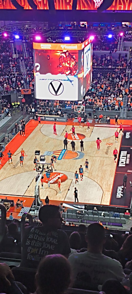 EuroleagueData's tweet photo. Solo diré una cosaaa... Que bueno es Vezenkov, partido igualado en el Roig Arena. Buen control del rebote por parte del equipo griego y un bonito partido entre equipos muy anotadores. Vamos a ver qué pasa en esta segunda parte🏀🏀 https://t.co/ohWR6Ho0Nf