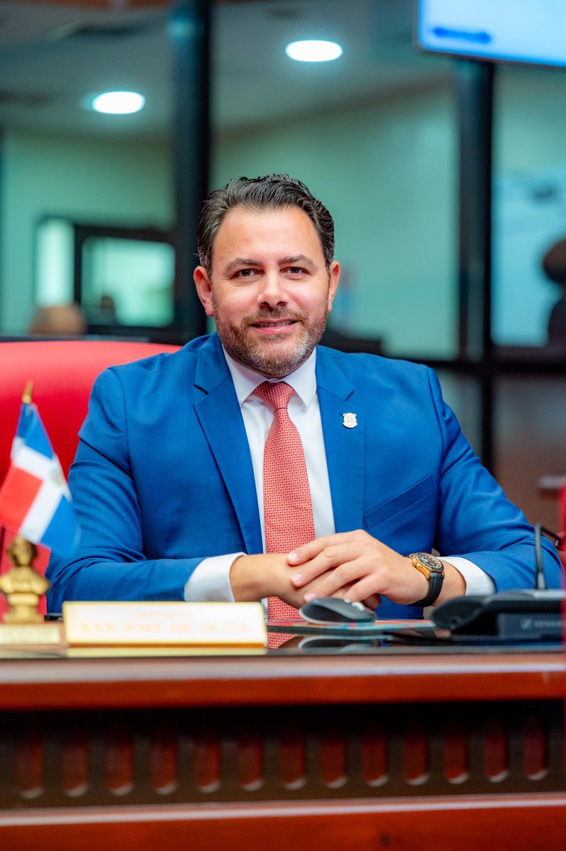 SenadoRD's tweet photo. Fue enviada a la Comisión de Cultura la resolución que reconoce al periodista Rafael Freddy Ortiz Mejía (Fremio) por sus 50 años de trayectoria y aportes al periodismo en la provincia San José de Ocoa. Proponente: @Sajiun01 https://t.co/Krk6lijGs9