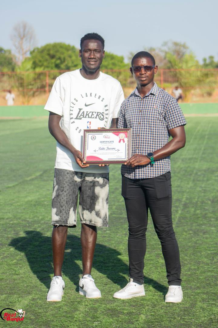 𝙎𝙄𝘿𝙄𝙆𝙄 𝙂𝙀𝙏𝙎 𝙍𝘿𝙉 𝙁𝙋𝙊𝙏𝙈 𝙁𝙊𝙍 𝙁𝙀𝘽𝙍𝙐𝘼𝙍𝙔 🤍🎉.

Join us in congratulating defender Sidiki Jawara, who has been awarded the Real de Banjul Fans Player of the Month for February. Sidiki’s brother and Sporting Coach, Saikou Jawara presented him with the award.