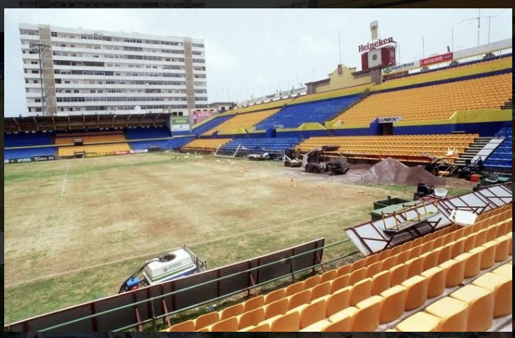 Miren esa verticalidad, la grada se precipita sobre el césped como arrullando el juego que allí debe desarrollarse…se sabía lo que tenia que ser un estadio de fútbol.