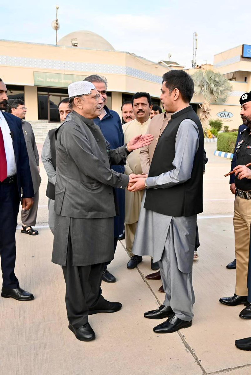BRArsalanSheikh's tweet photo. Honoured meeting H.E. Respectable President of the Islamic Republic of Pakistan Asif Ali Zardari Sb at Begum Nusrat Bhutto Airport Sukkur https://t.co/DChSrEE2eZ
