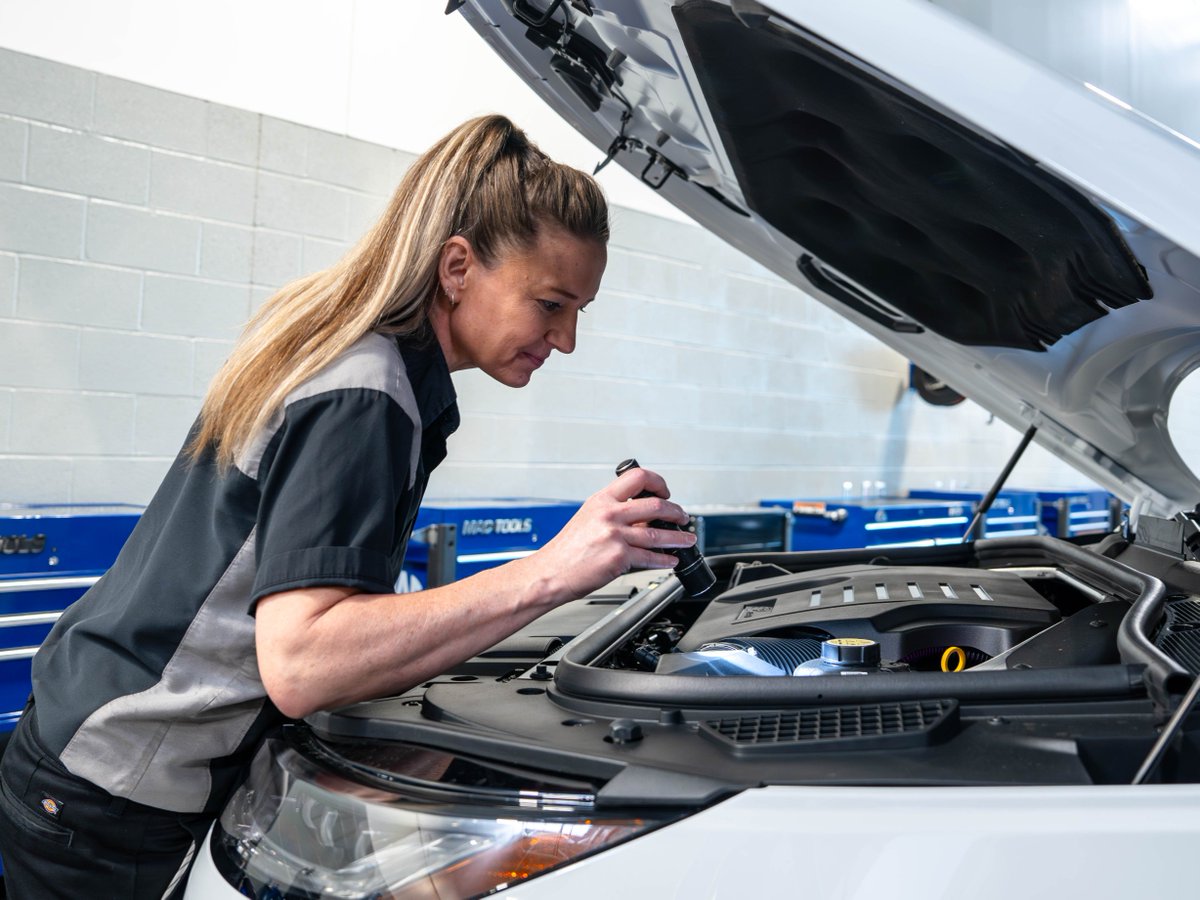 eastbaymini's tweet photo. Spring car service is here 🌸 Get your MINI ready for warmer weather at East Bay MINI Service Center!

From oil changes and brake service to tire checks and maintenance, our certified technicians have you covered.

Schedule your MINI spring service today: https://t.co/kjb3XFbli7 https://t.co/aDyOCFERnn