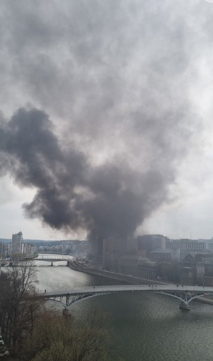 CedricMarchandi's tweet photo. Un #bus #Tec de la ligne 29 a pris feu ce mardi d’après-midi, rue André Dumont à #Liège. Tous les passagers ainsi que le chauffeur ont pu évacuer le véhicule à temps. https://t.co/ceAkxhzmFL