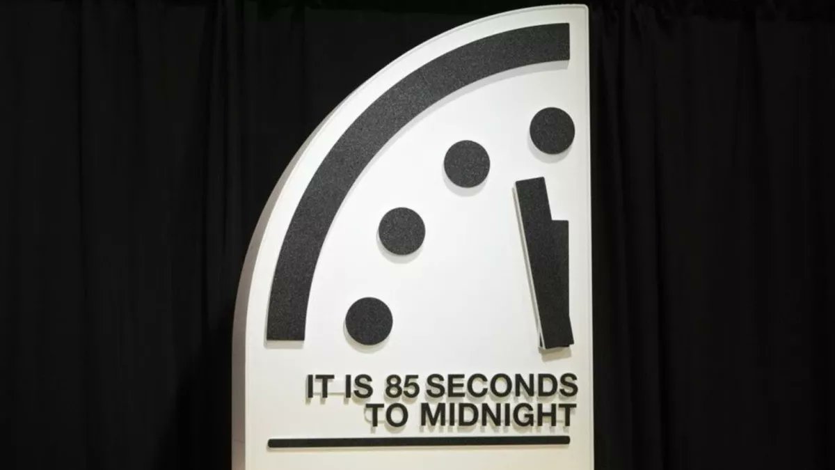 128  Où en sommes-nous? À quelle heure vivons-nous — alors que l’horloge indique, que l’horloge de la science indique minuit moins trois? Le monde est affolé. L’église est dans un lit de corruption. 
    65-0219 -  Aujourd'hui cette Écriture est accomplie
    Rév. William M B