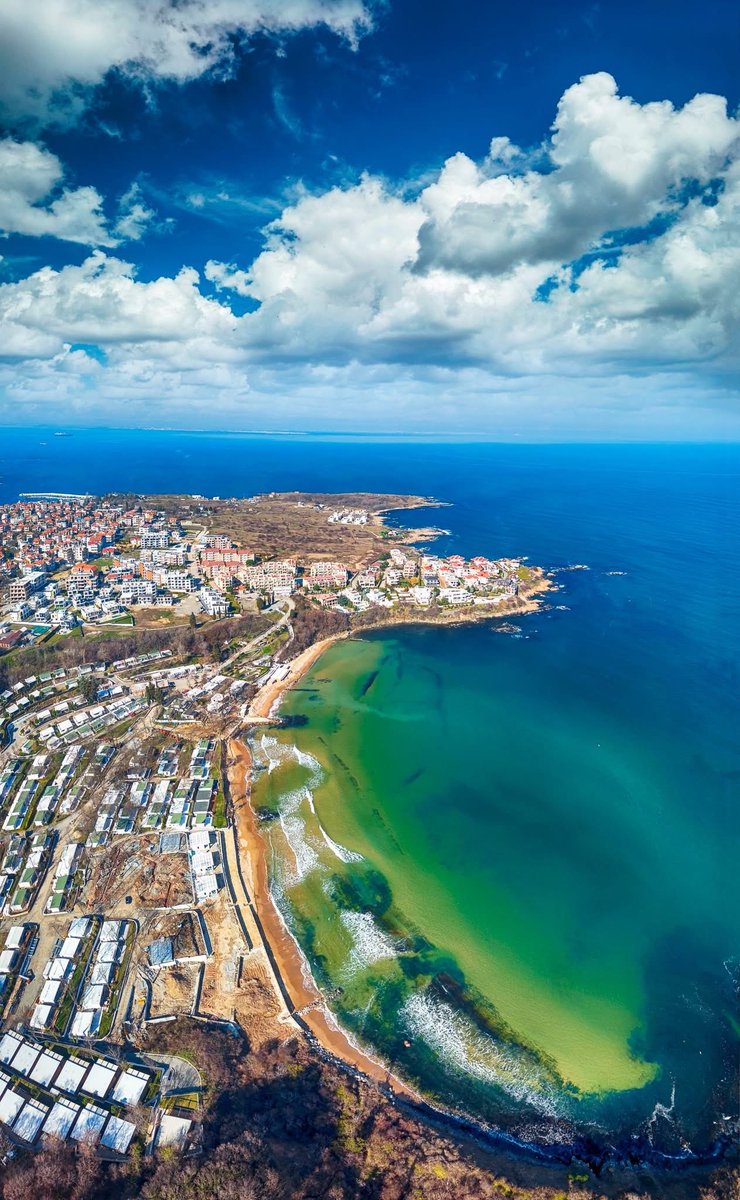 Панорама от птичи поглед над залива на Царския плаж, Черноморец ⛱️🌊