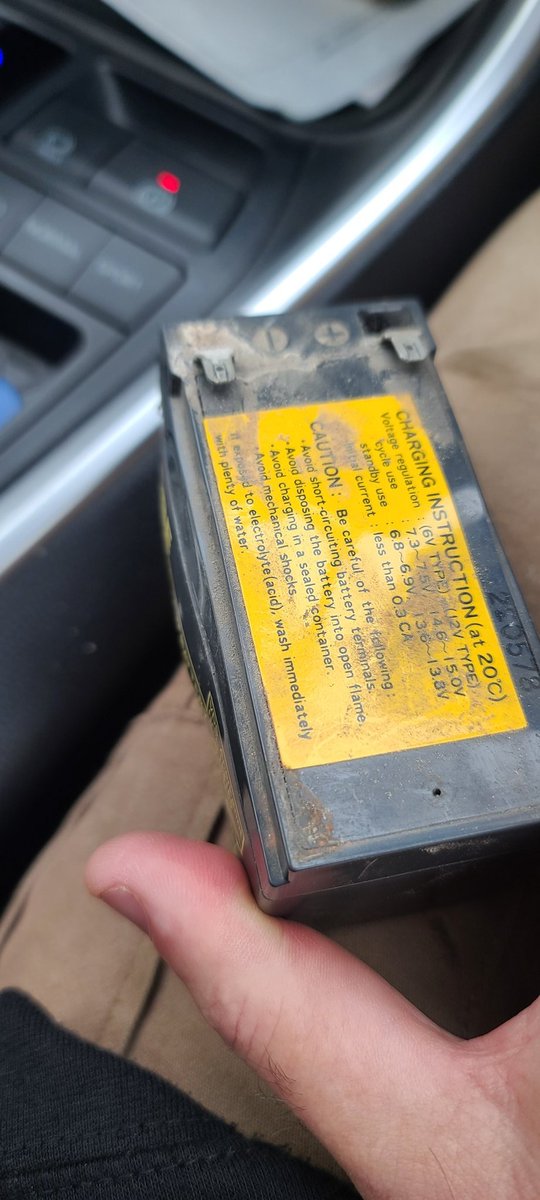 chsecsolutions's tweet photo. New Bell Box fitted today as the lid blew off in the wind and smashed on the floor

No battery, no Tamper circuit 

All round more secure now 

Gave the buckled panel battery a swap aswell #CHSecurity #ChSecSolutions #Leeds #YorkshireArea #SecurityUpdates #LiveInstalls https://t.co/260CkXM8N3