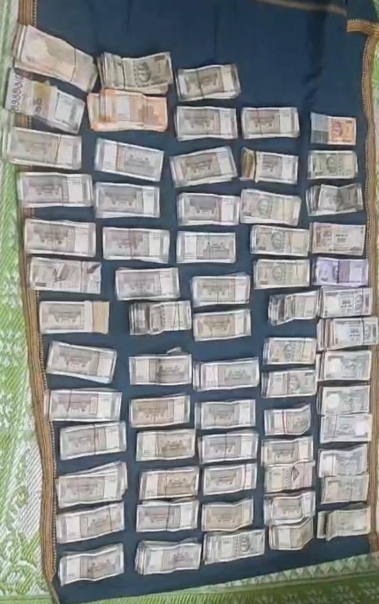 OdishaVigilance's tweet image. Today, Ambika Prasad Rath,  Auditor, O/o the Regional Director of Education, #Bhubaneswar has been nabbed by #Odisha #Vigilance while taking bribe Rs.4,000/- from a college staffer to facilitate drawal of MACP pay. Further, Rs 28.70 Lakhs recovered during searches &amp;amp; seized.