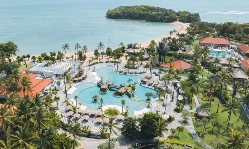 1HotelNews's tweet image. Horwath HTL Report: Bali Hotel &amp;amp; Branded Residences 2026: The latest report from Horwath HTL provides an in&amp;amp;depth analysis of the burgeoning hotel and branded residences sector in Bali, projecting trends and… hotelnewsresource.com/article140565.… #BaliHotels #BrandedResidences #TravelTrends