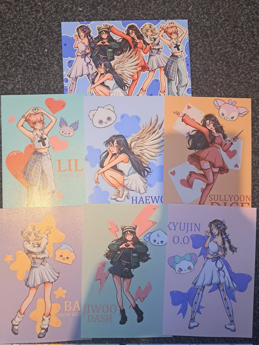 trashpandabears's tweet image. NMIXX LONDON FREEBIES !! Come find me (blue/pink split dye hair and a cat shoulder bag) to recieve an  A5 print! It also comes with 2 lomo cards and 2 sanrio stickers, and first come can also recieve a button badge! 
#NMIXX #NMIXX_ZEROFRONTIER #NMIXX_WORLDTOUR_ZEROFRONTIER