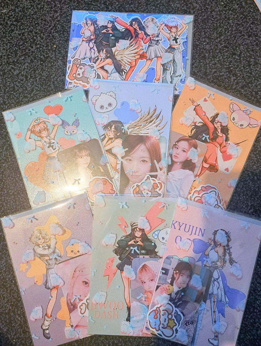 trashpandabears's tweet image. NMIXX LONDON FREEBIES !! Come find me (blue/pink split dye hair and a cat shoulder bag) to recieve an  A5 print! It also comes with 2 lomo cards and 2 sanrio stickers, and first come can also recieve a button badge! 
#NMIXX #NMIXX_ZEROFRONTIER #NMIXX_WORLDTOUR_ZEROFRONTIER