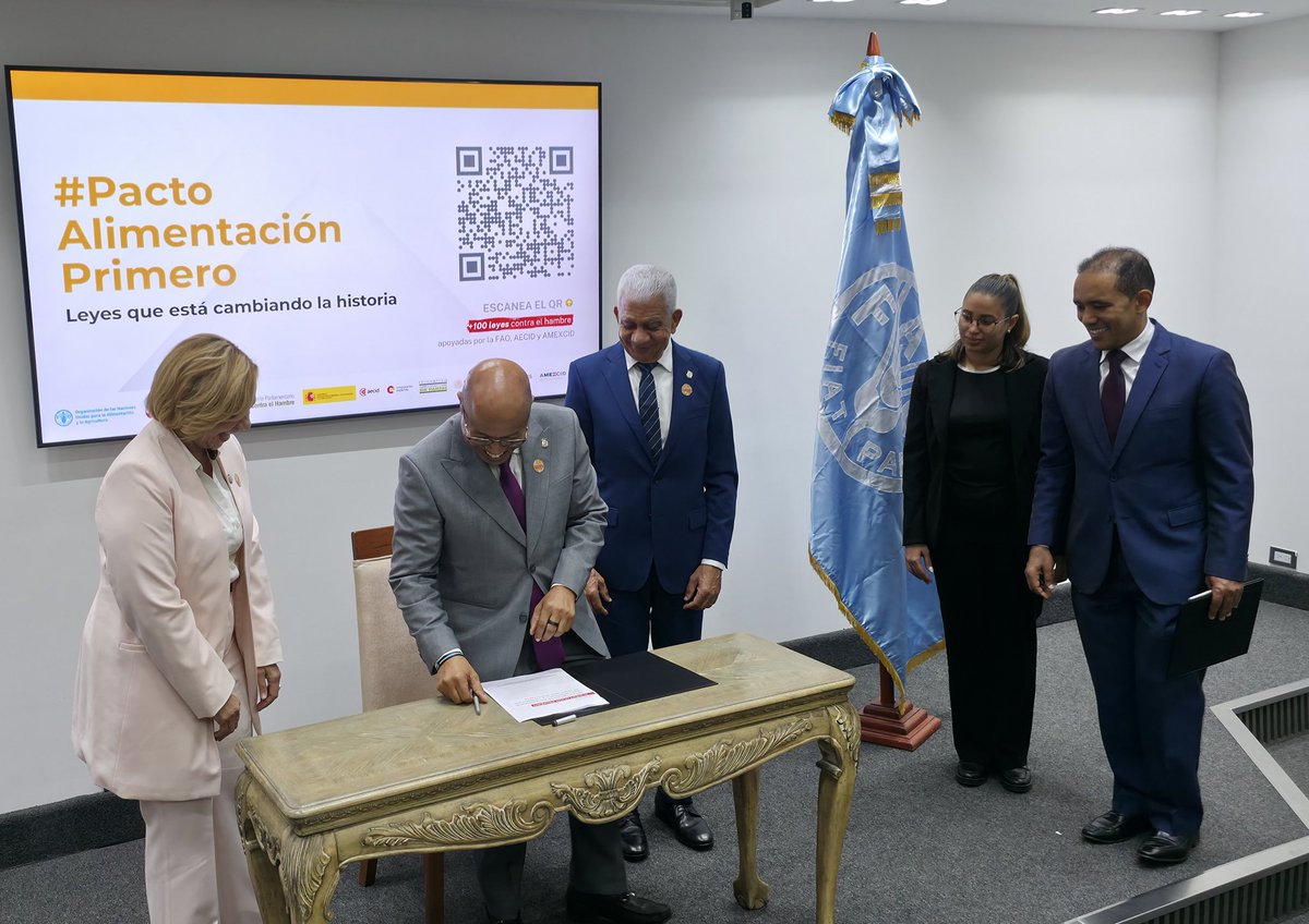 ALCsinhambre's tweet photo. 🇩🇴 El Pacto #AlimentaciónPrimero fue suscrito por las más altas autoridades del Congreso de la República Dominicana: los presidentes @ricardodlsanto3 @Pachecoalfredoo y la Coordinadora General de los Frentes Parlamentarios contra el Hambre @sorayasuarezprm https://t.co/bh2vHR7axp