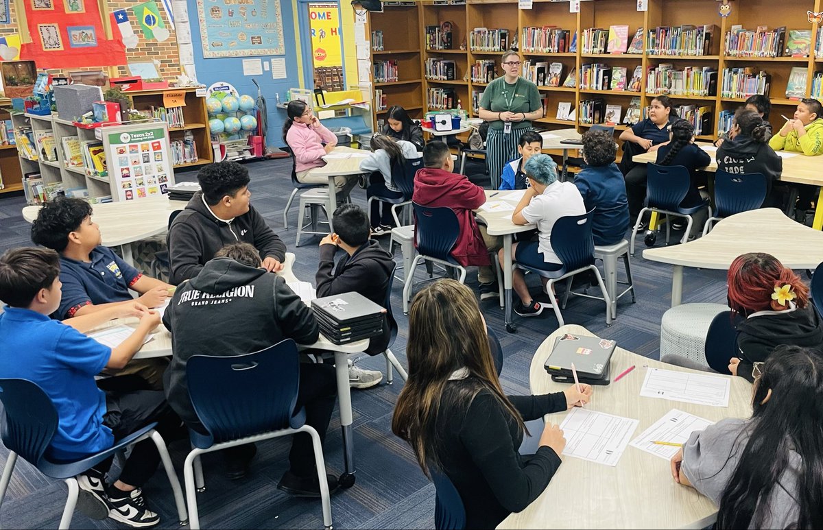 LibrarianLynn tweet media