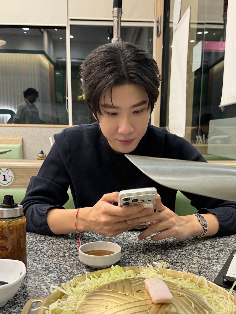 khaordinario's tweet photo. and the first one is always feeding his kitten 🥺🤏🏻

#CatForCashFinalEP https://t.co/8Z44iM6P5J