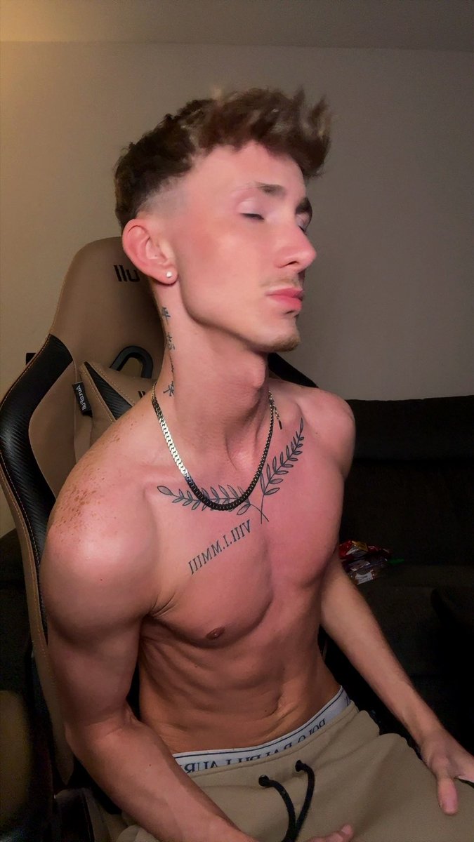 harry😈 tweet media