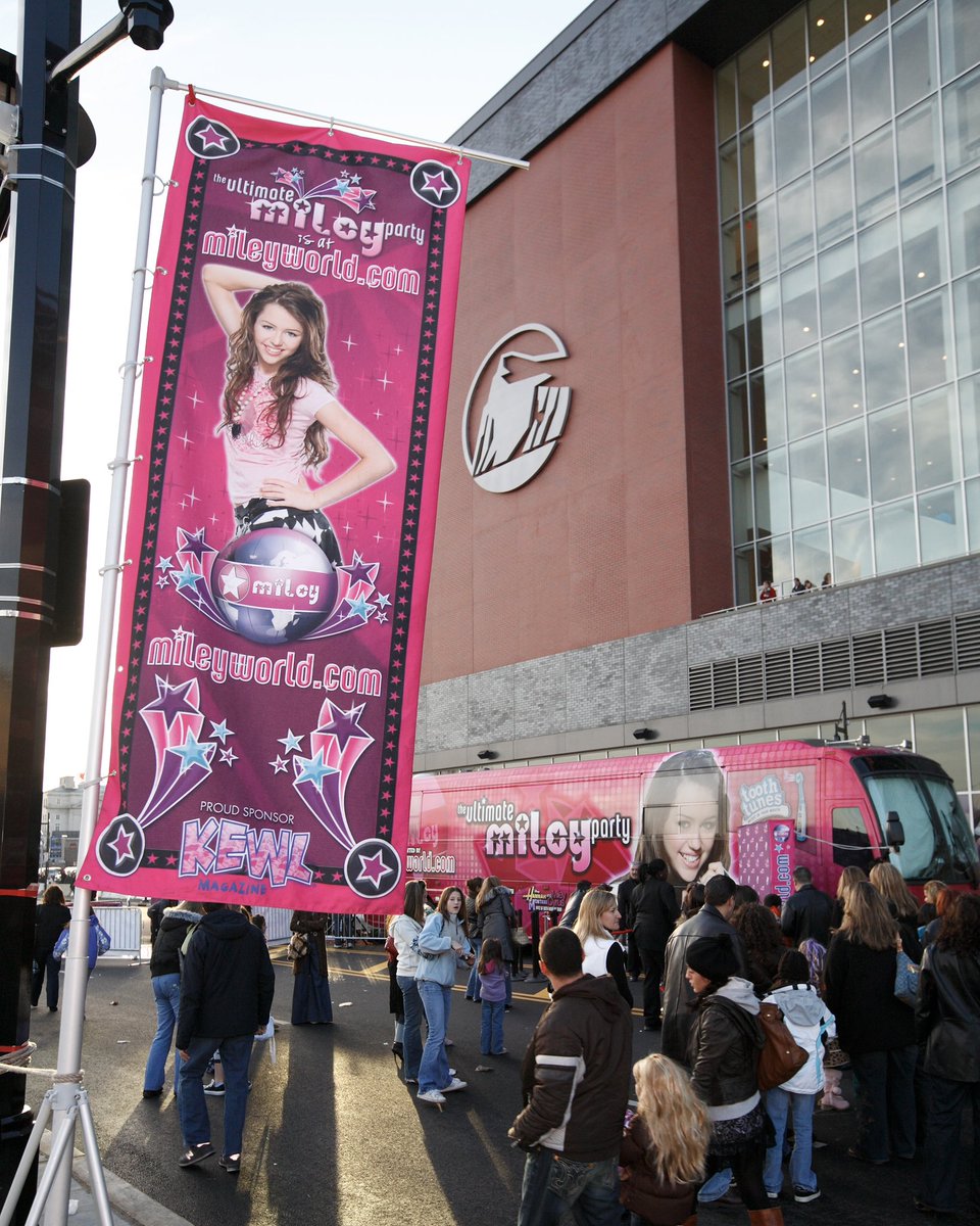 PruCenter's tweet photo. I might even be a ROCK star ⭐️💜

Throwing it back to the “Best of Both Worlds Tour” at The Rock in 2007 🎸 Happy #HannahMontana20 to all who celebrate! https://t.co/s7nxBKIIGA