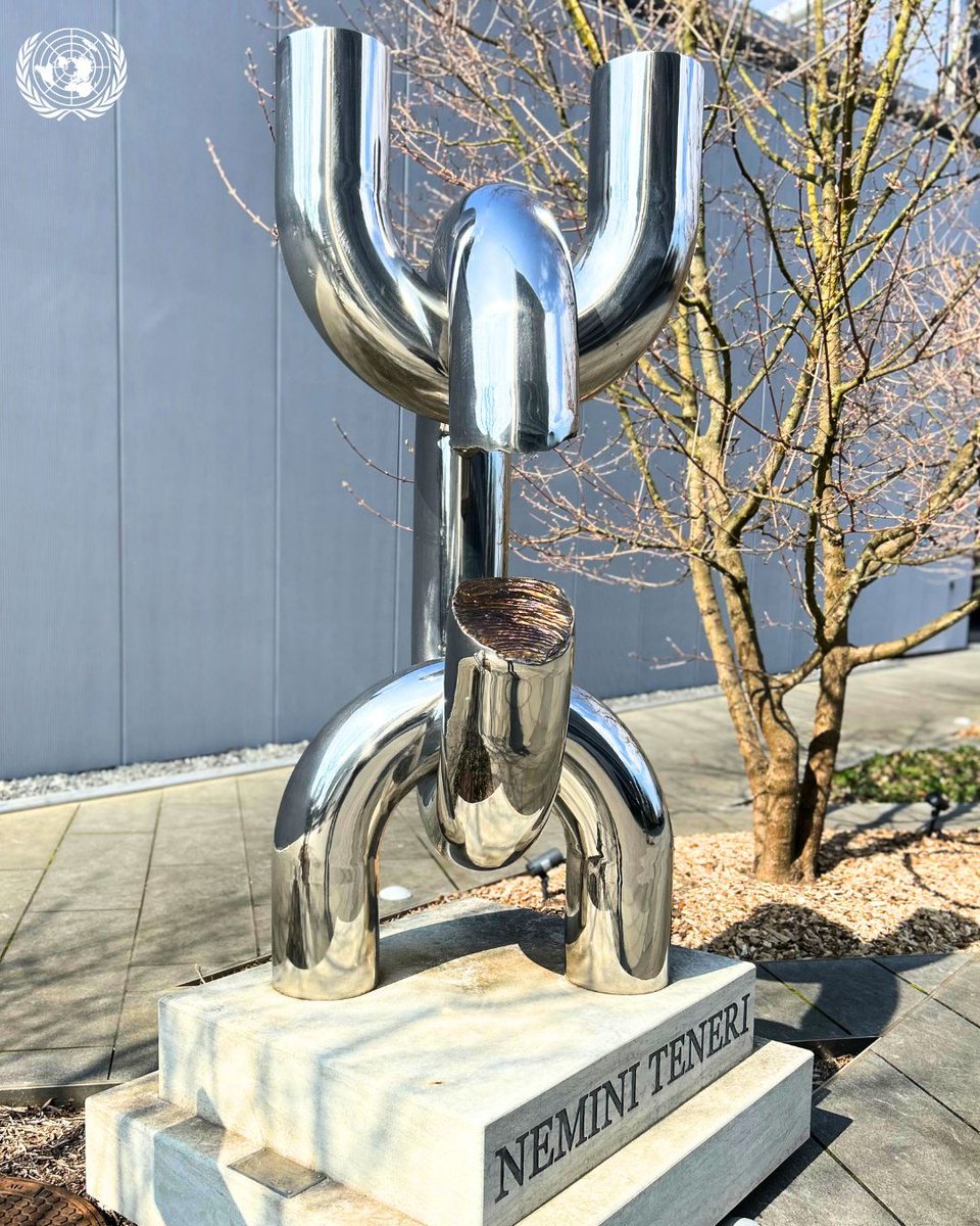 UNGeneva's tweet photo. "Live a life without bonds, don’t have constraints of subjection with anyone."

Offered by the Republic of San Marino, this work, ‘Memini Temeri-The Broken Chain’, celebrates the courage to break the chains of injustice. 

#TourTuesday https://t.co/kpf8BCo1dp