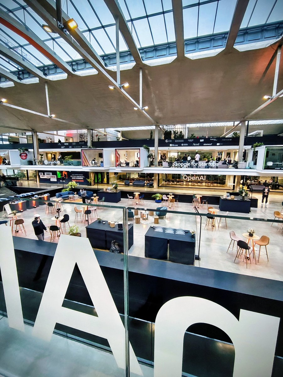 XarlyV2's tweet image. En direct de STATION F pour l'avant-première du film du Bon Coin.
​L'ambiance avant même que tout commence est incroyable ici et le lieu est juste dingue !
​#TechLife #StationF