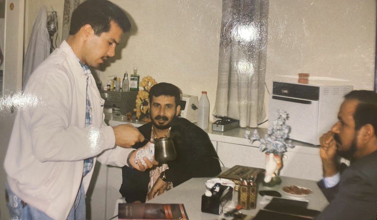 صورة في منتصف التسعينات في بيروت تجمع والدي حسن المحيسن الشمري (ابو طلال) والعم الغالي جاسر علي الشاروقي الفضلي (ابو علي) 

الله يرحمهم ويغفر لهم ويسكنهم فسيح جناته 

#حسن_المحيسن
#جاسر_علي_خزعل_الفضلي