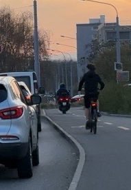 Reasmus2's tweet photo. Les 2 roues motorisées à @VilleDeGeneve épisode #48907 : ici un scootériste empruntant allègrement la piste cyclable sur trottoir. Pratique totalement interdite mais néanmoins très fréquente dès qu’il y a du trafic ! 😤

#BikeGeneva 
#SécuritéRoutière
#DeuxRoues https://t.co/FlBKCyDpvA